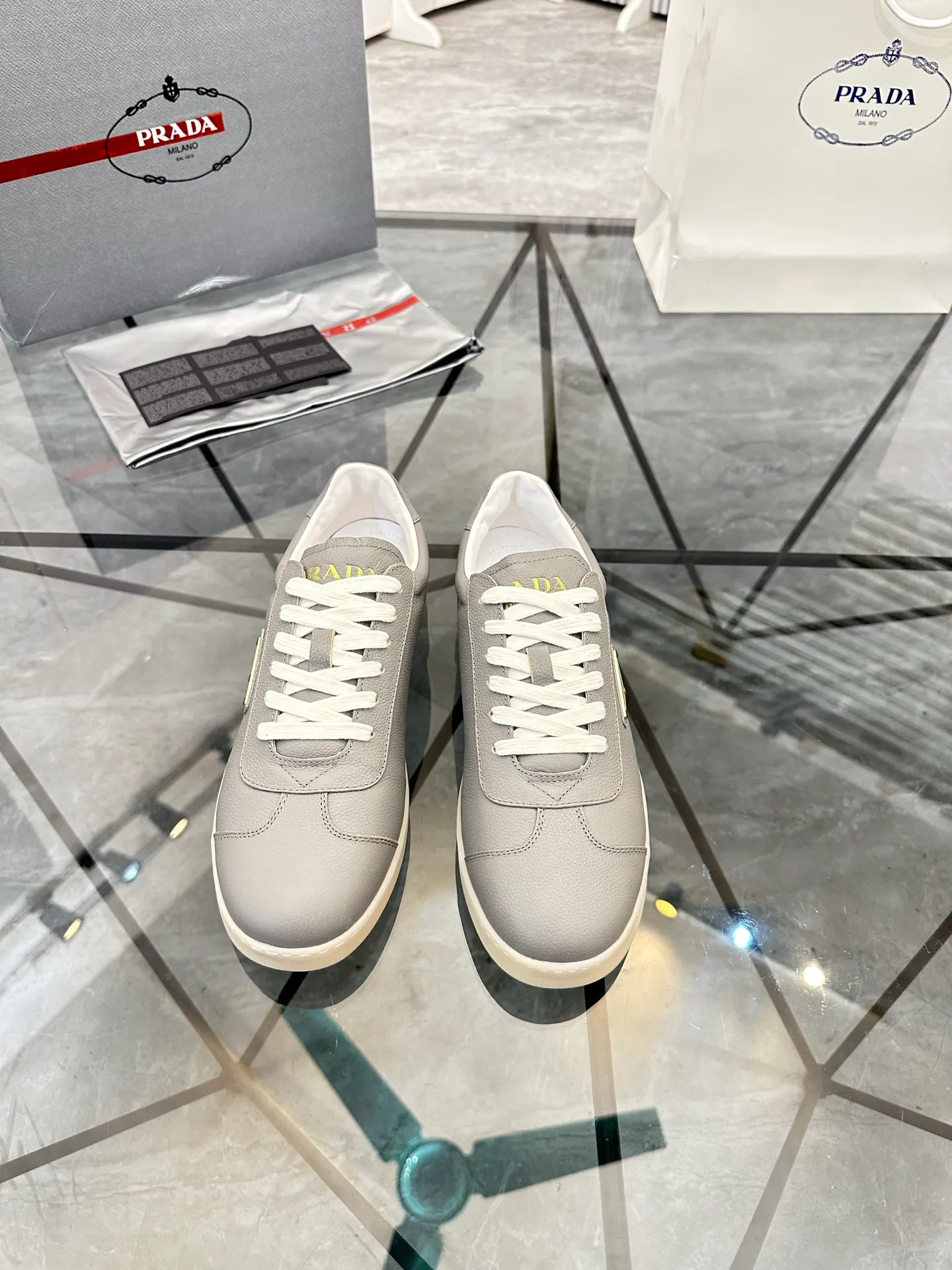 Men's shoes for sale 💰: 💰P540¥ High-end top quality Product trademark: Prada *"Prada*" low-top casual shoes Regular size: 38-45 (can be customized to 46) Product materials: imported first-layer cowhide for the upper, water-dyed cowhide lining, cowhide feet, original outsole. No.: 001